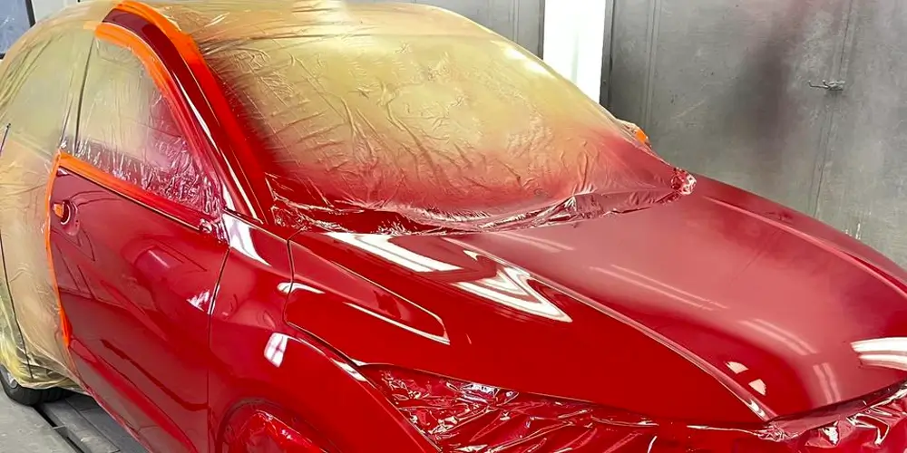 رفع-مظهر-سيارتك-باستخدام-طلاء-السيارات-الأحمر-اللامع